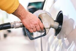 "Може дійти до 100". Чому в Україні злітають ціни на паливо і що з ними буде далі