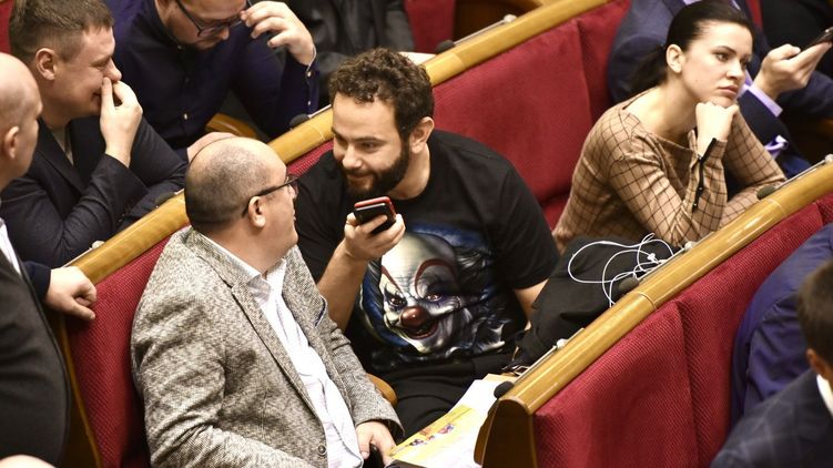 Александр Дубинский (в центре) опять выступил в роли возмутителя спокойствия во фракции СН, фото: