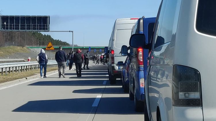 Заробитчане приезжают к границе на такси, массово идут пешком массово и просятся, чтобы их кто-то подвез в Украину. Фото: Тарас Гринюк 