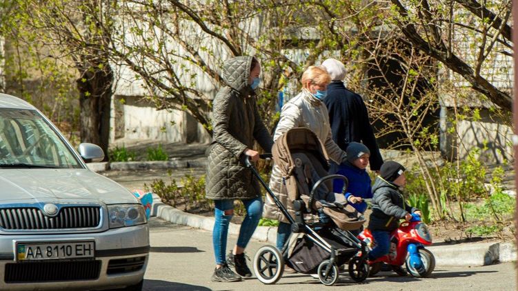 Вероятно, в масках украинцам придется ходить до осени. Фото: Страна