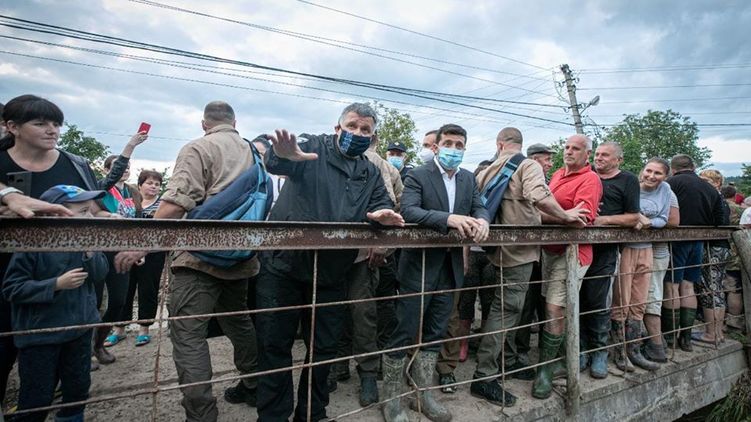 Аваков с Зеленским обсуждают последствия наводнения на Прикарпатье. Фото: facebook.com/arsen.avakov.1