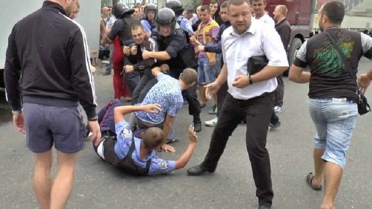 В Кривом Озере местные жители чуть не устроили самосуд над полицейскими, Фото: УНИАН