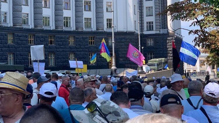 Экс-военные ждут повышения пенсий уже несколько лет, и сегодня в очередной раз пришли под Кабмин