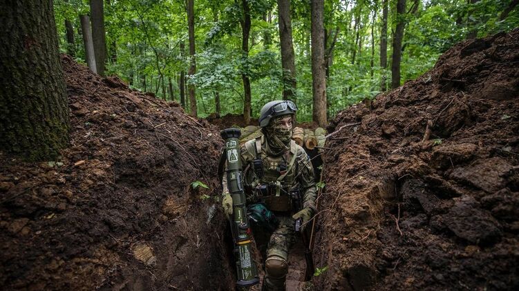 Бойцы часами могут не вылазить из окопов, находясь под постоянными обстрелами артиллерии. Фото: facebook/GeneralStaff.ua