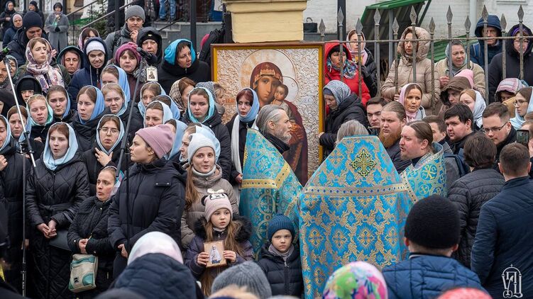 Віруючі стали на шляху комісії з передачі Києво-Печерської лаври, фото: Телеграм-канал УПЦ