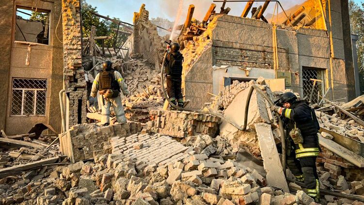 Наслідки удару дрона в Харківській області.