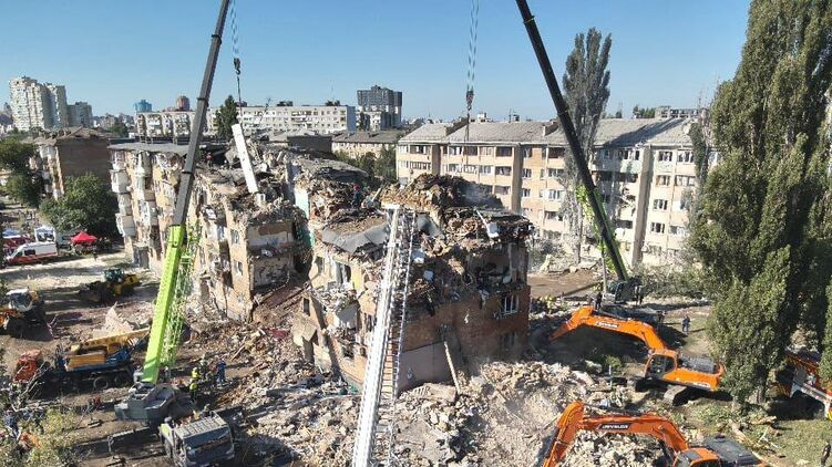 Дом в Дарницком районе Киева после ракетного удара