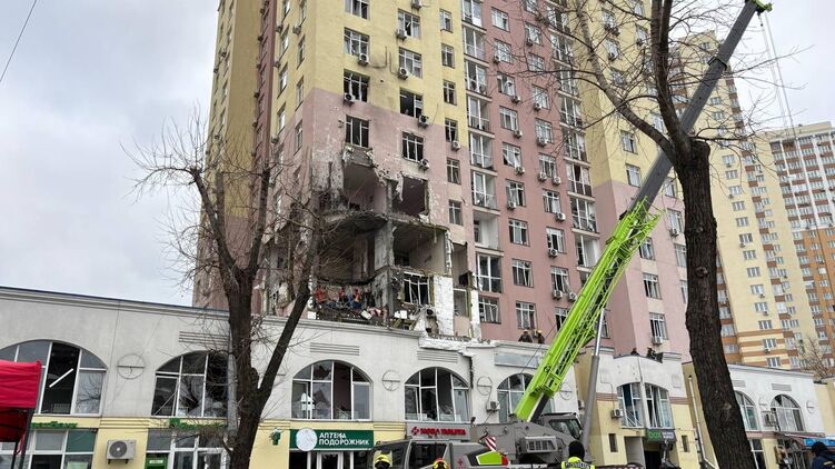 Последствия ночной атаки на Киев. Фото: ГСЧС