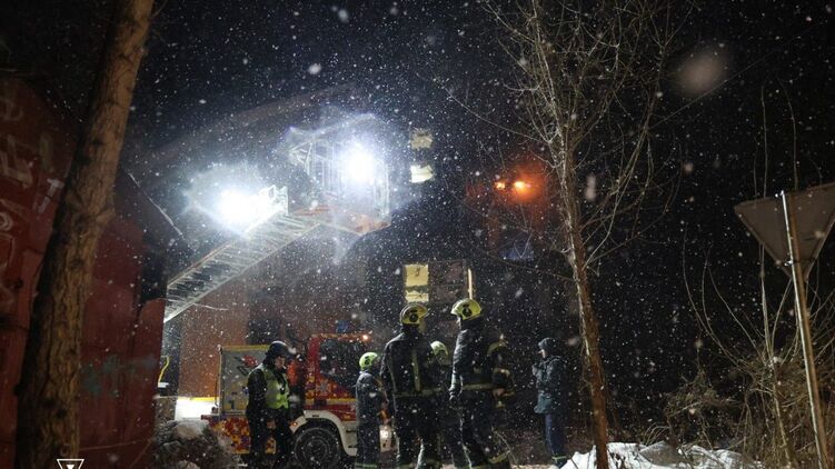 Рятувальники усувають наслідки нічного обстрілу Києва. Фото: ДСНС