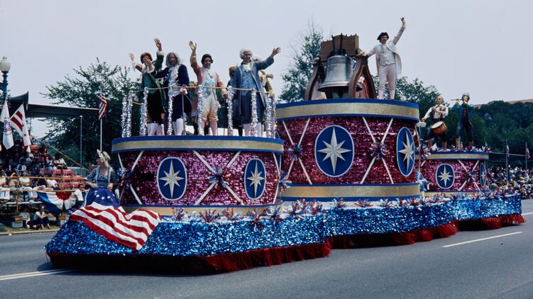 4 июля 1976 года: Америка празднует 200-летие независимости. Фото Reuters