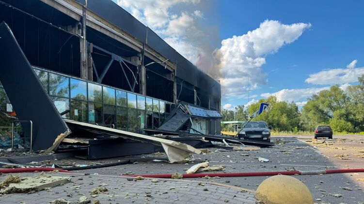 АТБ у Чернігові після удару, де загинули двоє людей