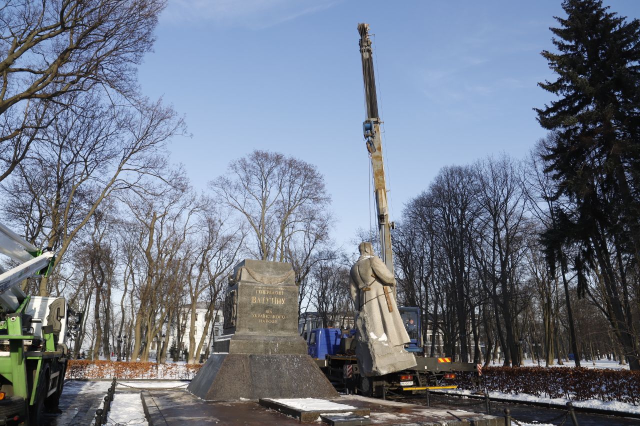 У Києві демонтували пам'ятник Ватутіну