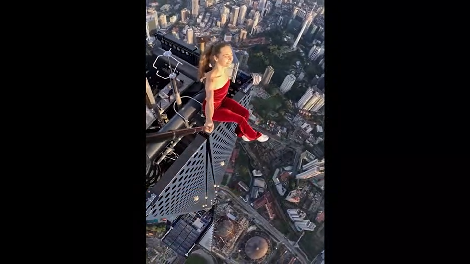 Пара российских блогеров забрались на крышу малайзийского небоскреба Merdeka 118