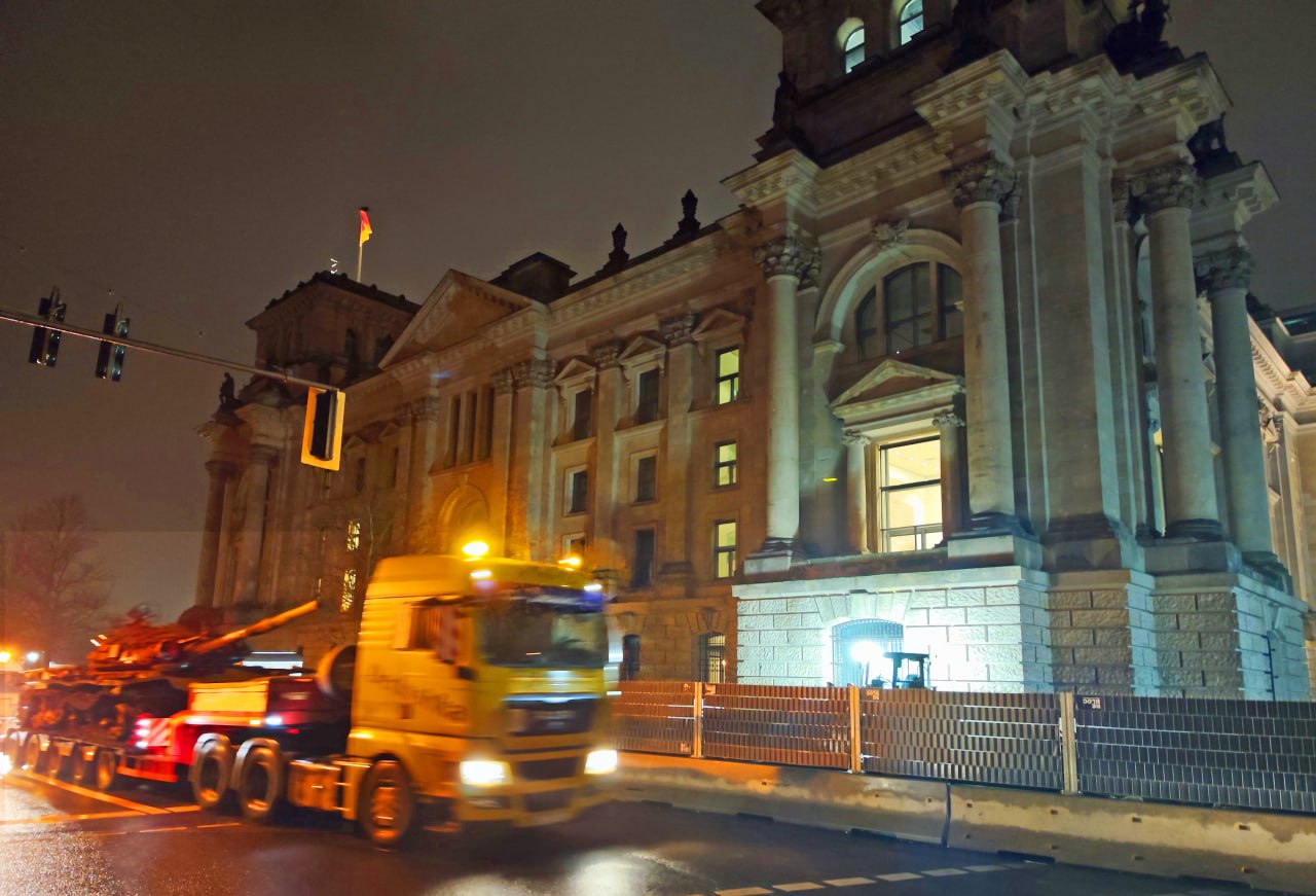 танк Т-72 под посольством РФ в Германии