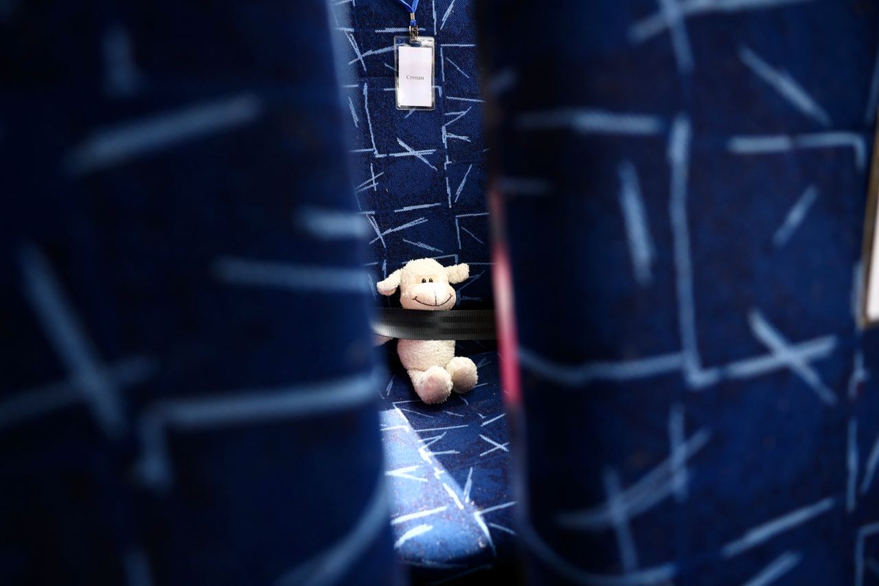 Во Львове поставили пустые школьные автобусы, чтобы почтить память погибших детей