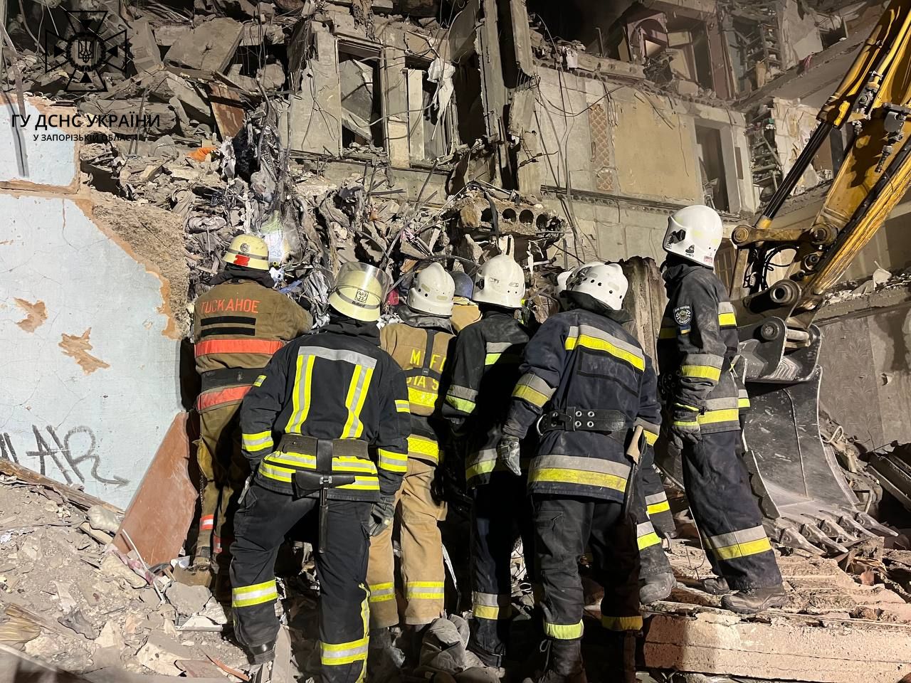 Последствия удара россиян по дому в Запорожье