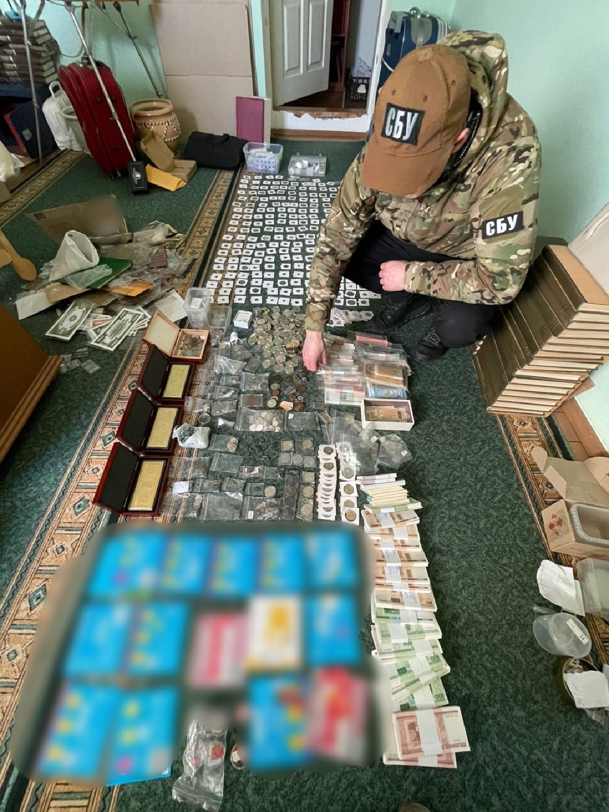 В Киевской области поймали супругов на контрабанде монет Крымского ханства и Римской империи в США