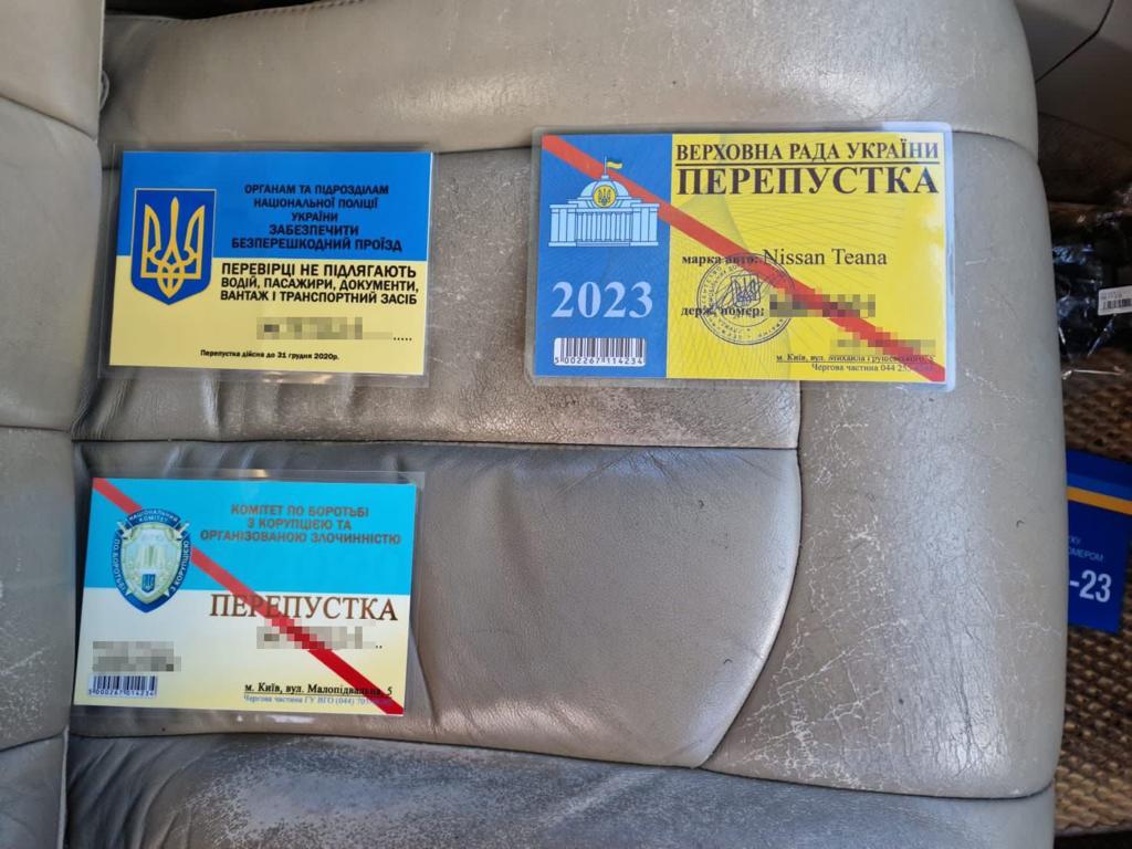 Мужчина изготовлял под Киевом поддельные пропуска в Офис президента и Раду