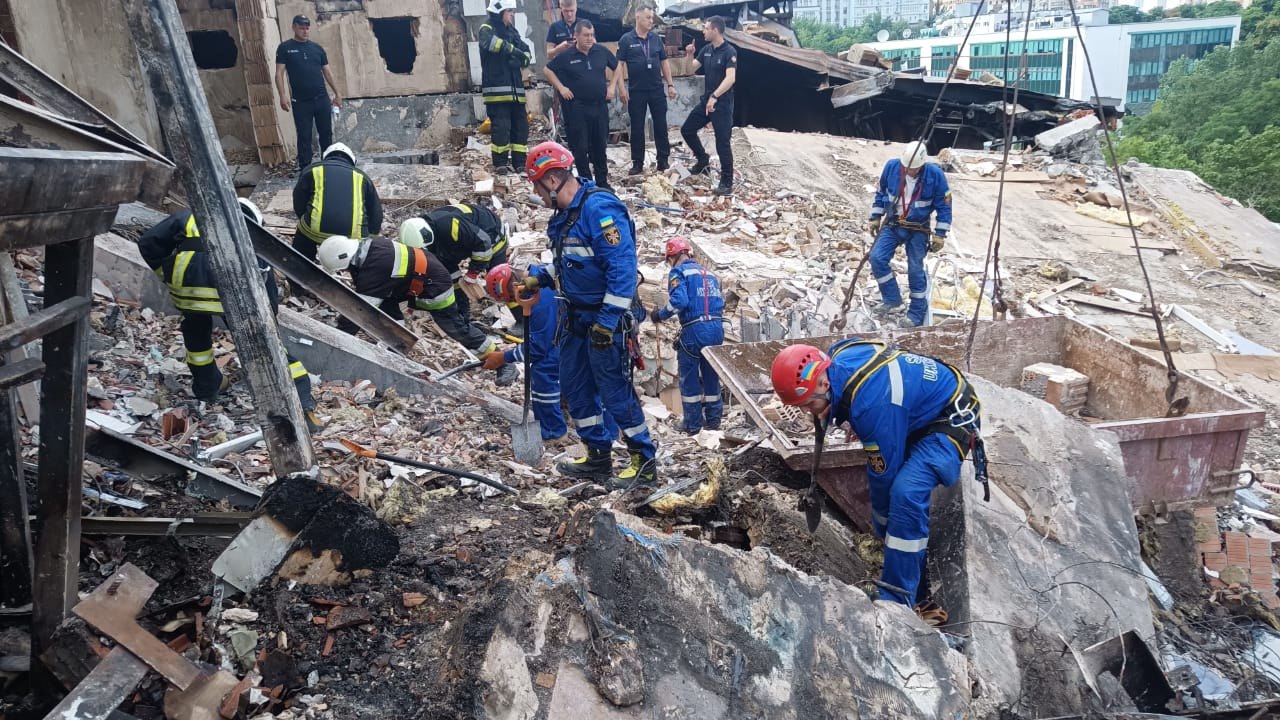 В Киеве в доме, куда 26 июня прилетела ракета, возобновили спасательные работы
