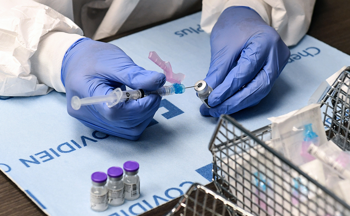 Учителей и чиновников обязали прививаться