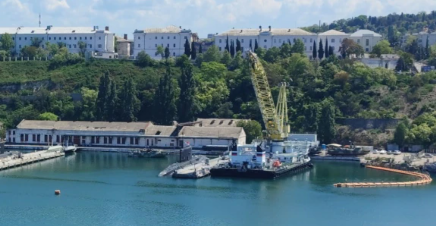 В Севастополе подлодки грузят ракетами