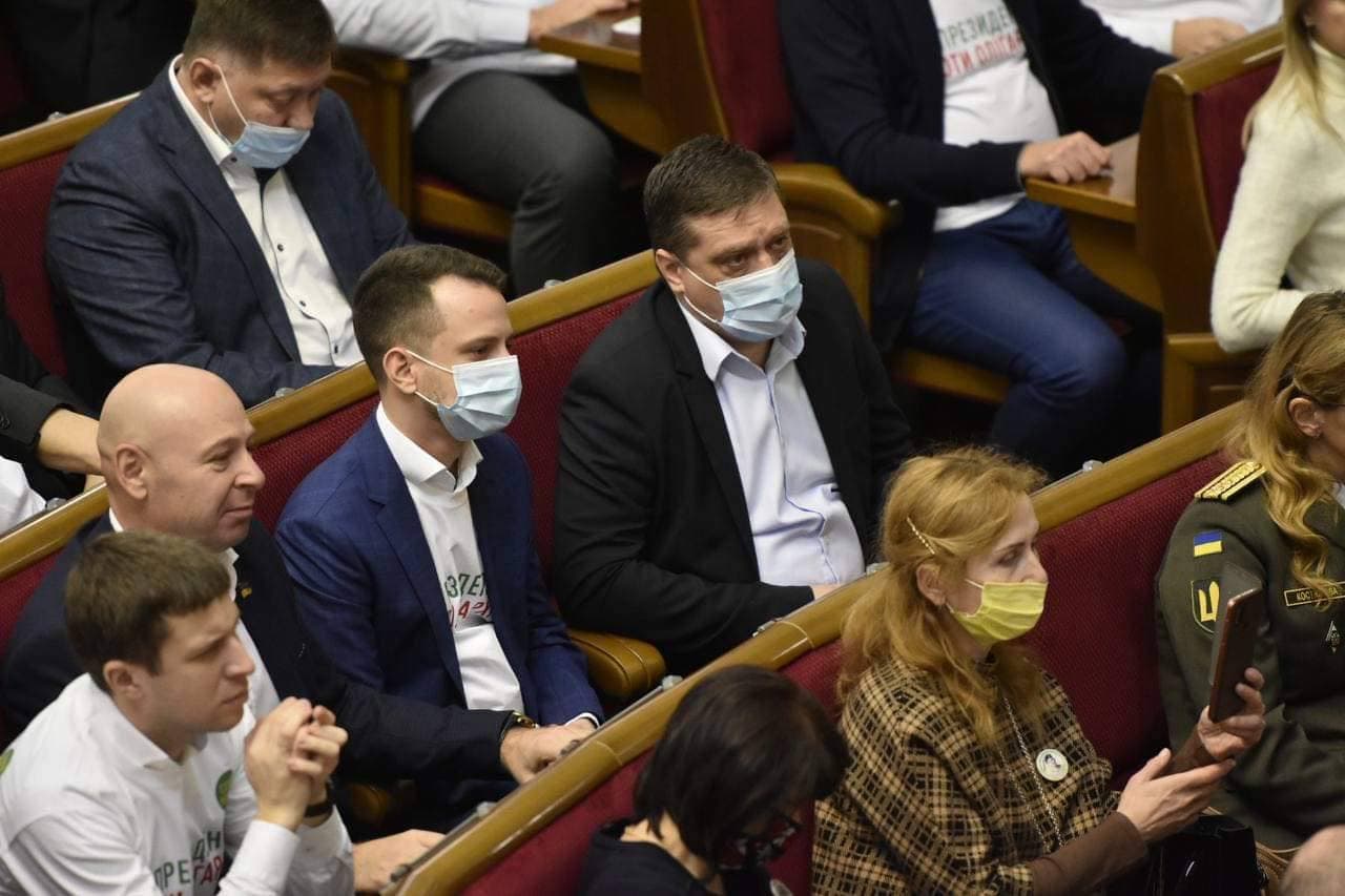 "Слуги народа" без футболок