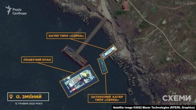 Плавучий кран возле острова Змеиный