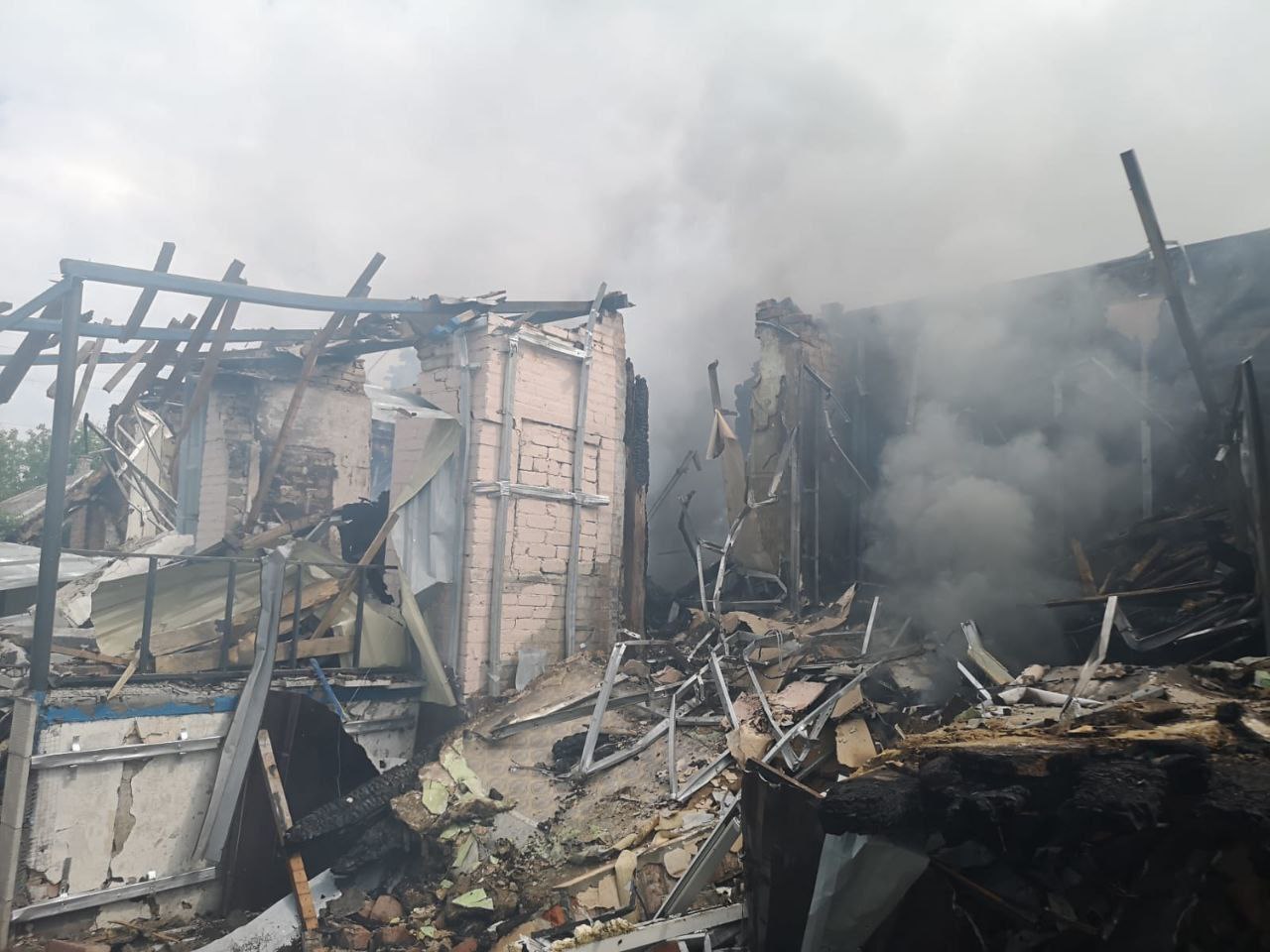 Развалины школы, попавшей под обстрел