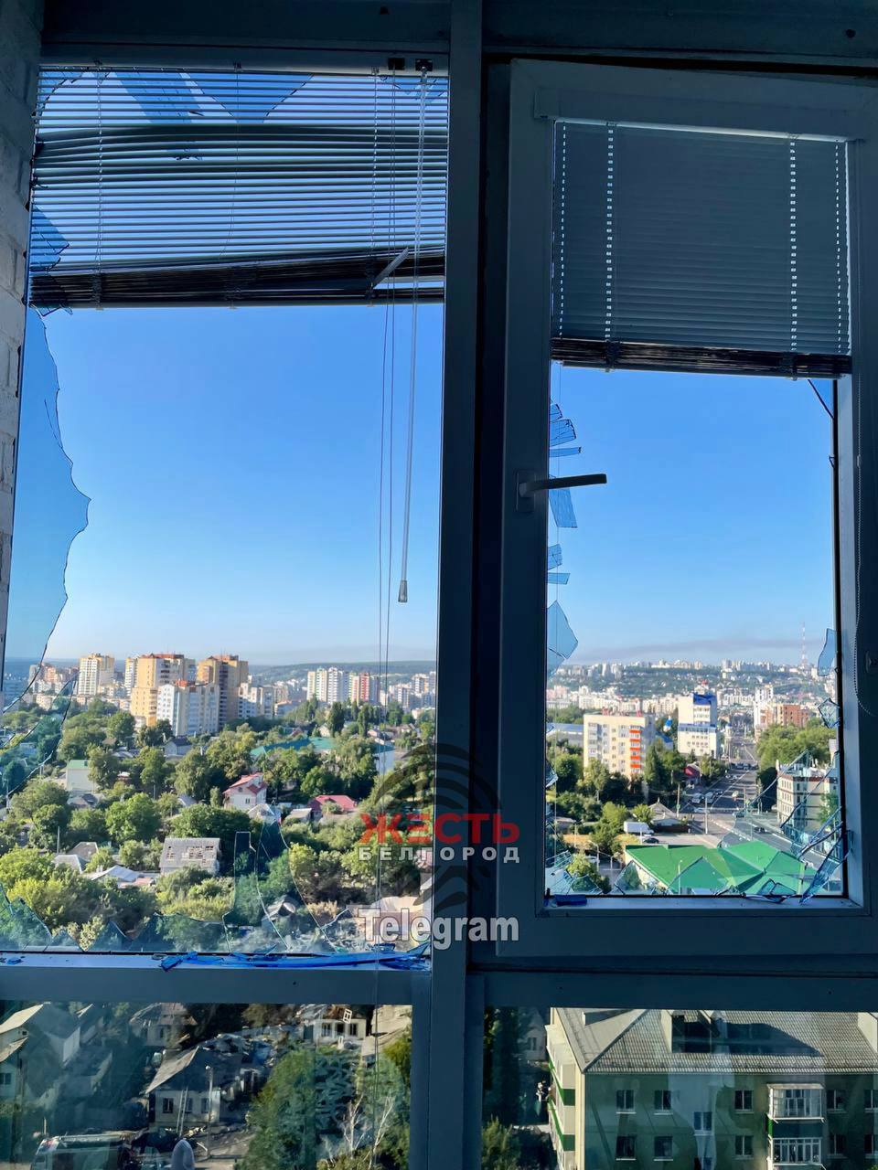 Выбитое взрывом окно в Белгороде