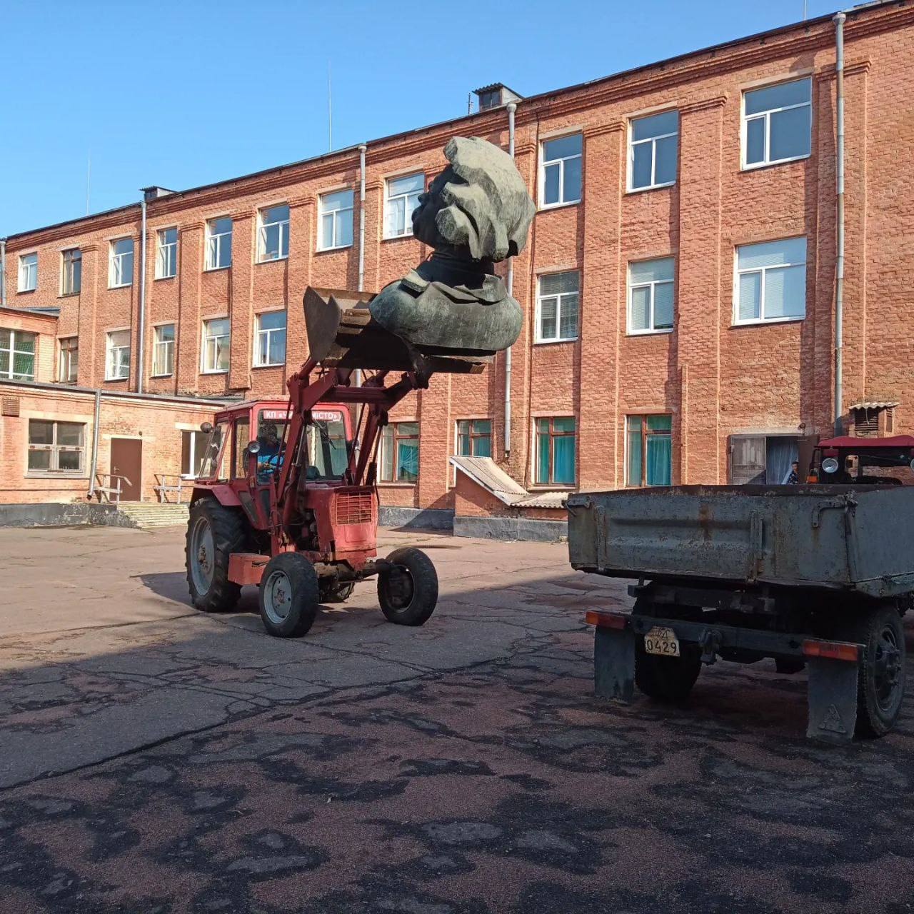 Снесенный бюст Горького в Александрии