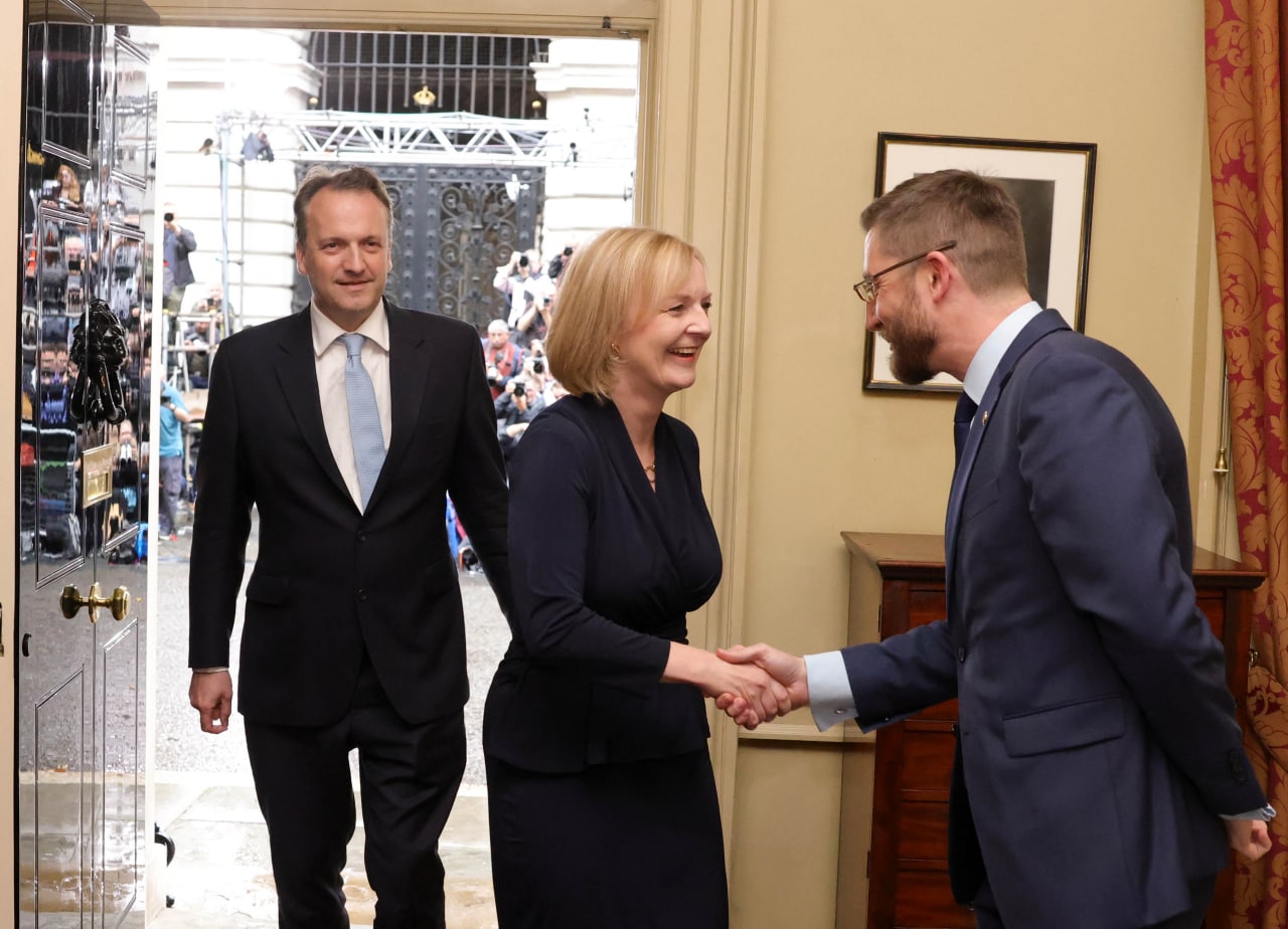 Офис британского премьера опубликовал первые кадры Лиз Трасс с мужем из резиденции в Лондоне на Даунинг-стрит в качестве новоизбранного премьера Великобритании