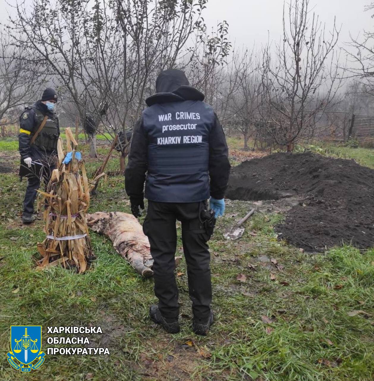 Харьковская областная прокуратура сообщает о том, что в Купянске во время эксгумации оккупанты открыли огонь по городу - погибла женщина, ранен правоохранитель