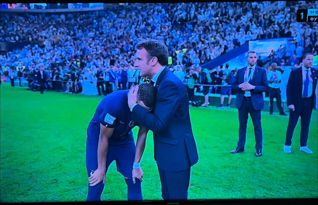 Макрон утешил Мбаппе