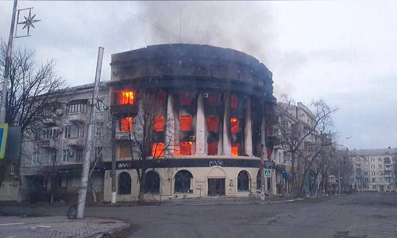Горящее здание в Бахмуте