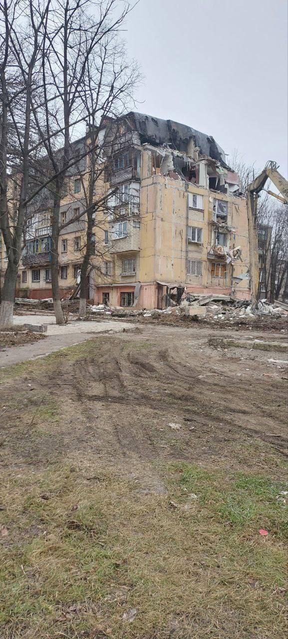 В Мариуполе сносят разрушенные дома