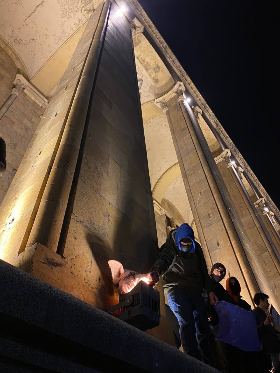 Фото со свиной головой возле парламента Грузии