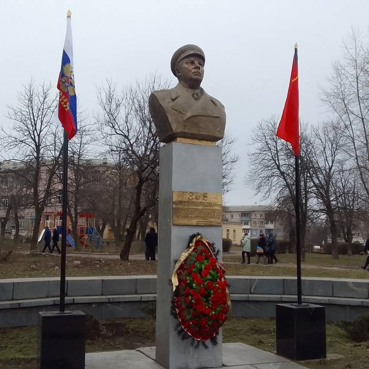 Бюст Ворошилова в Лисичанске 