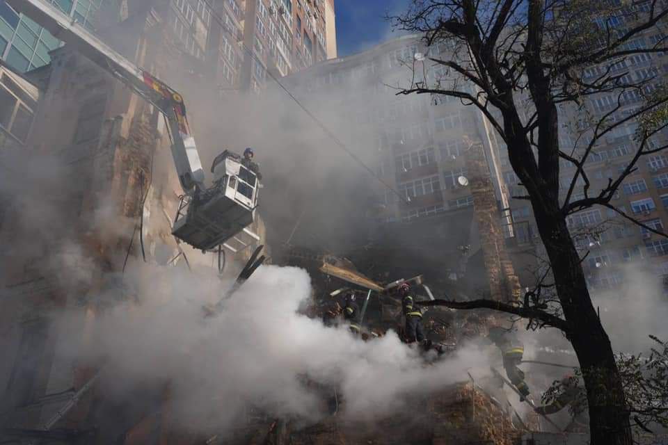 В Киеве 17 октября разбирают завалы дома, который атаковали дроны-камикадзе