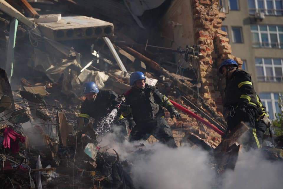 В Киеве 17 октября разбирают завалы дома, который атаковали дроны-камикадзе