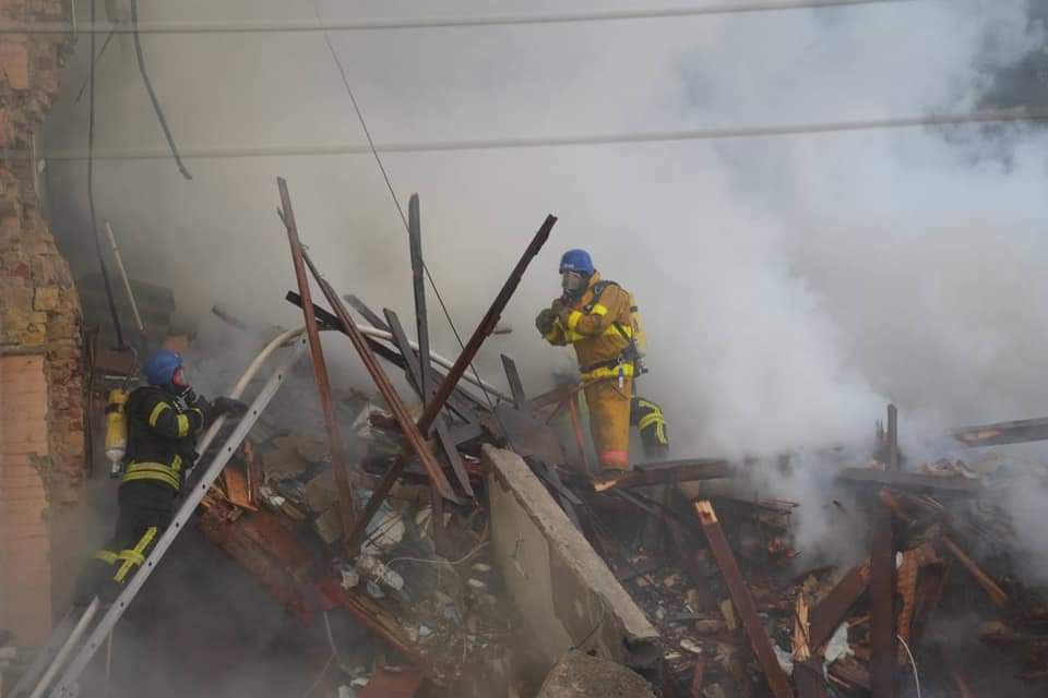 В Киеве 17 октября разбирают завалы дома, который атаковали дроны-камикадзе