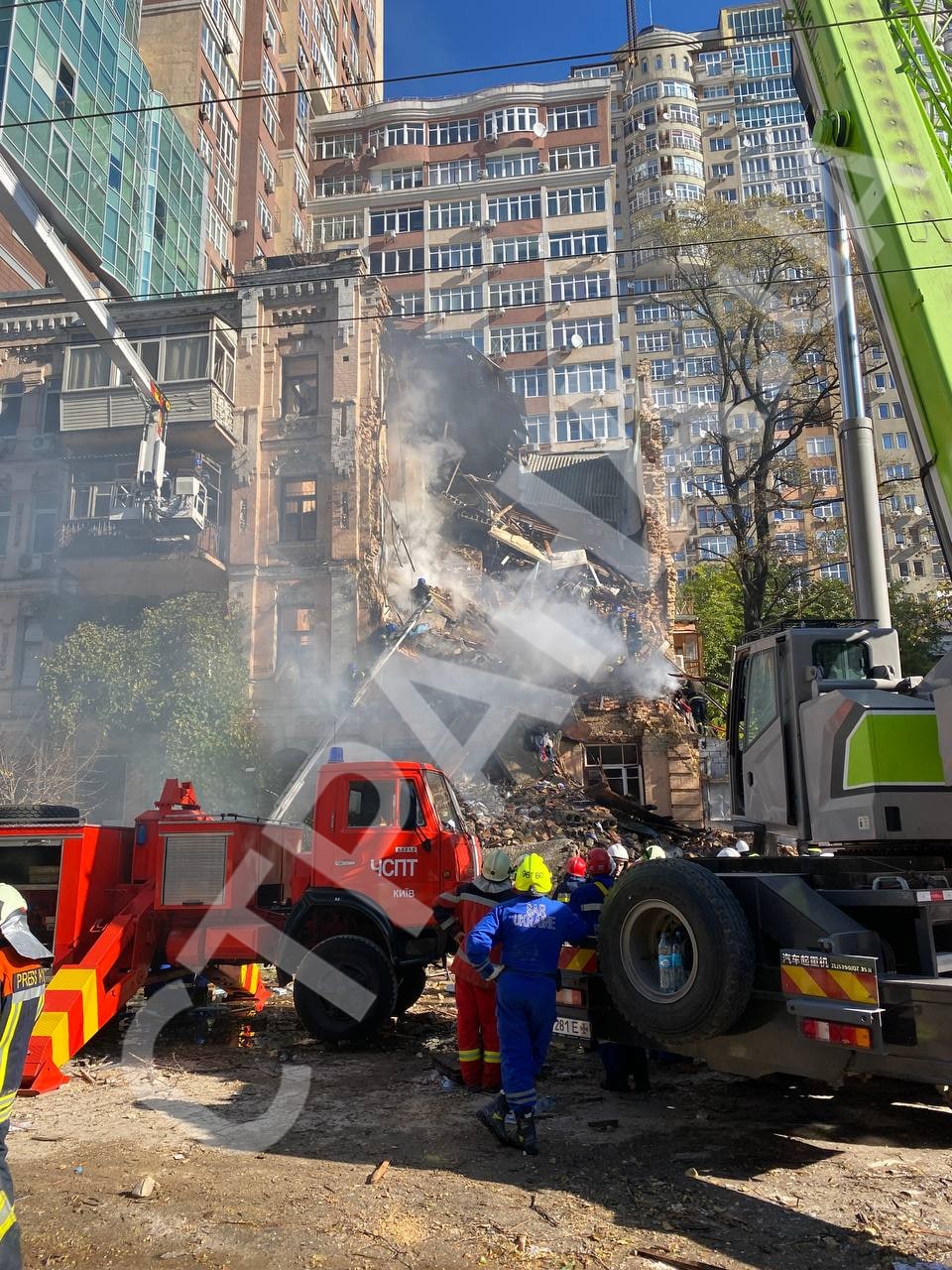 В Киеве 17 октября разбирают завалы дома, который атаковали дроны-камикадзе