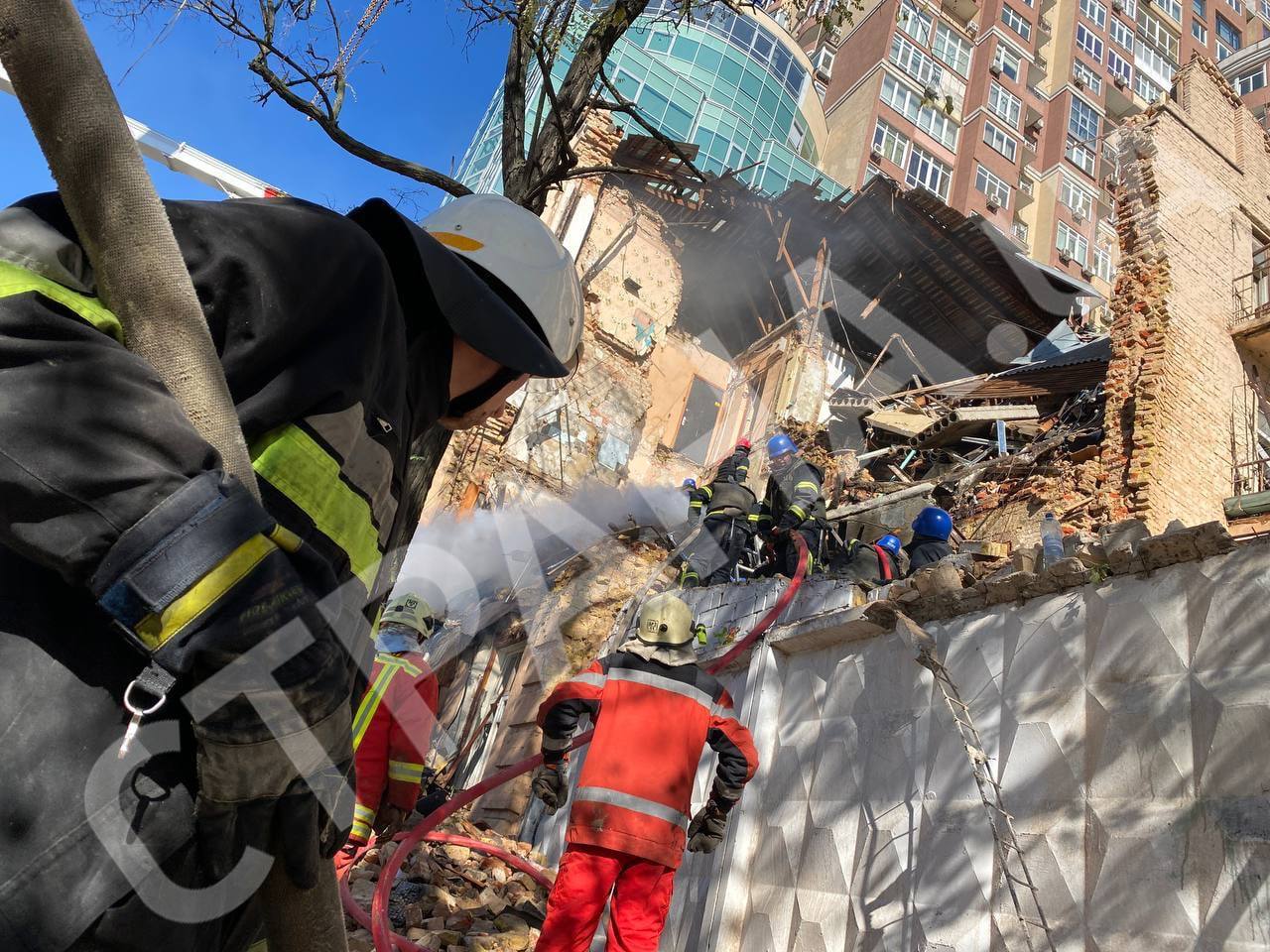 В Киеве 17 октября разбирают завалы дома, который атаковали дроны-камикадзе