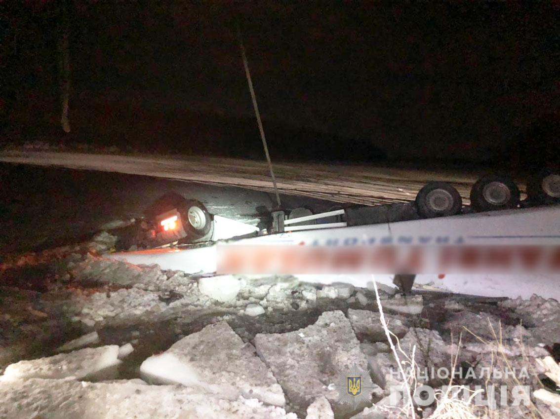В Черниговской области фура упала с моста. Фото: Нацполиция