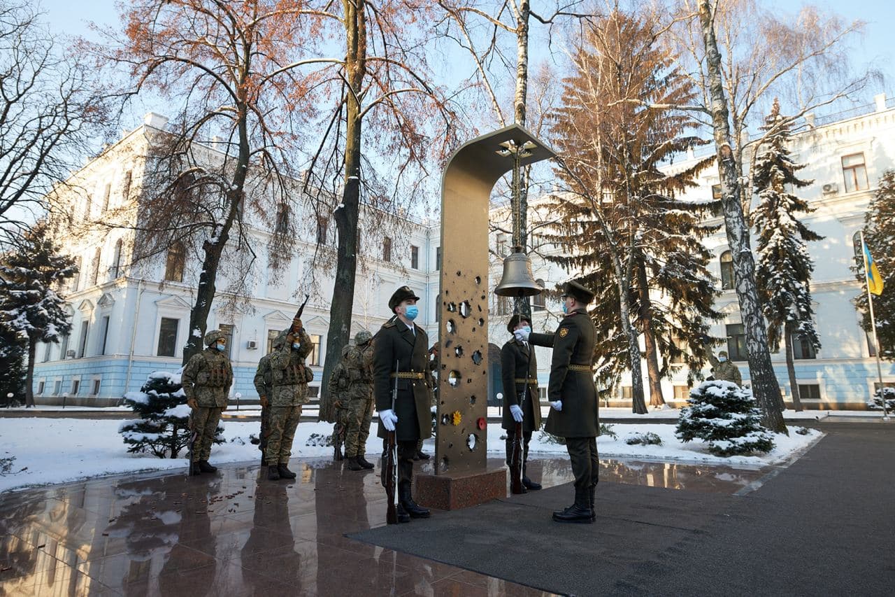 Зеленский почтил память военнослужащих ВСУ. Фото: Офис президента