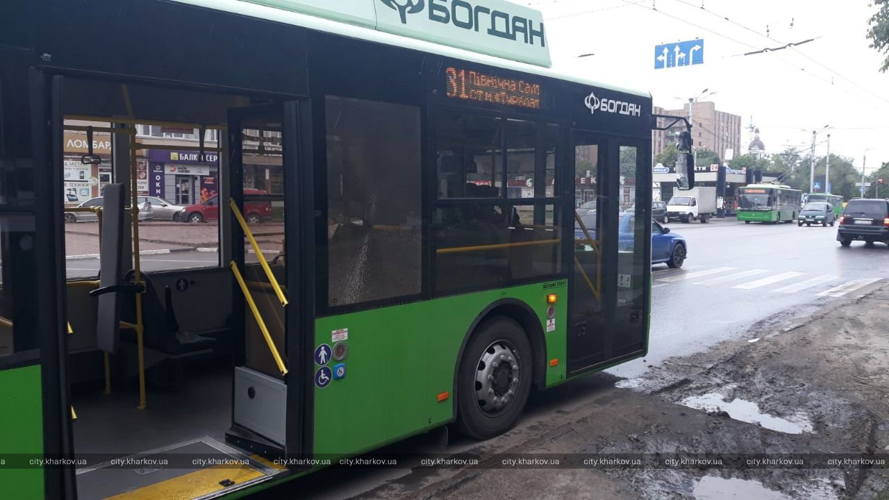 Обстрелянный троллейбус в Харькове. Фото: city.kharkov.ua