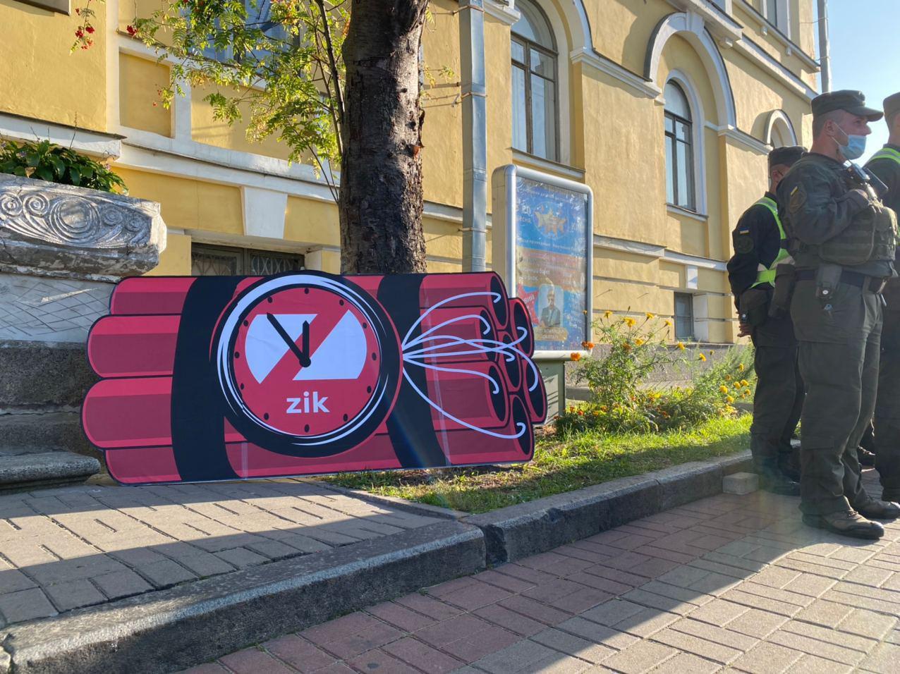 Националисты готовят акции под телеканалами. Фото: Страна