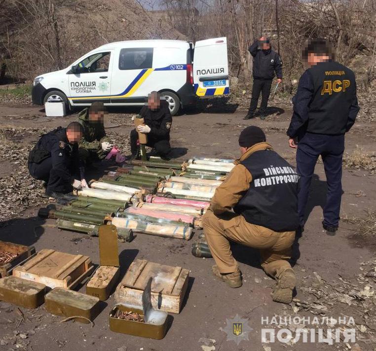 В Мариуполе на заброшенном заводе найден схрон боеприпасов. Фото: Полиция