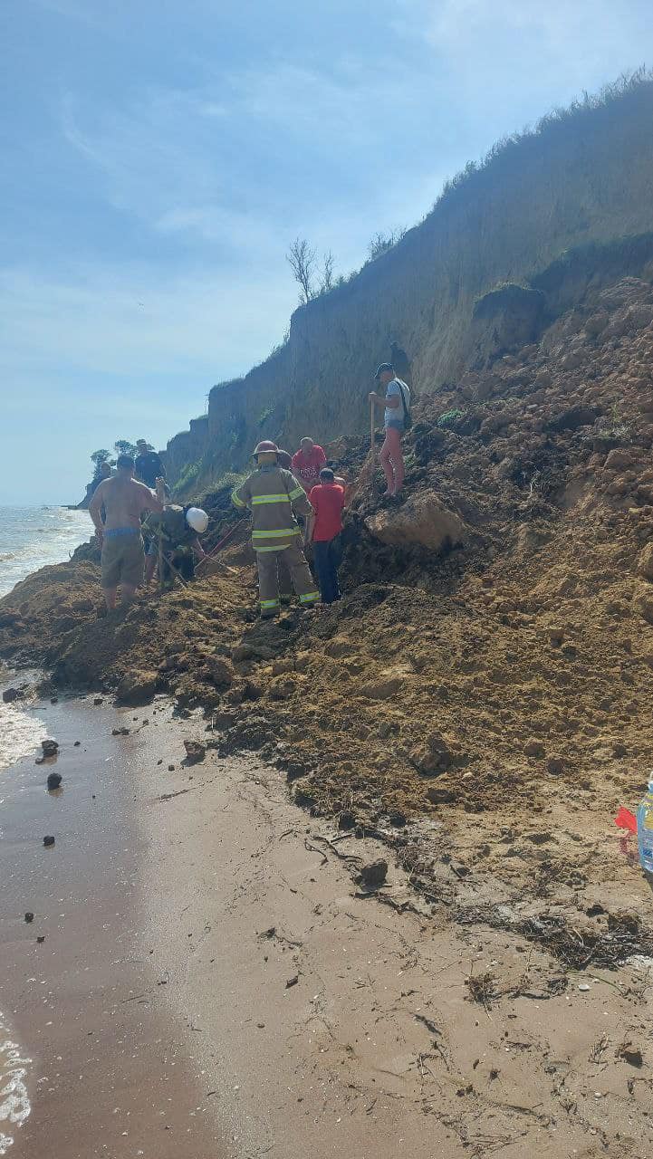 Возле базы отдыха у моря в Одесской области произошел оползень. Спасатели ищут пострадавших