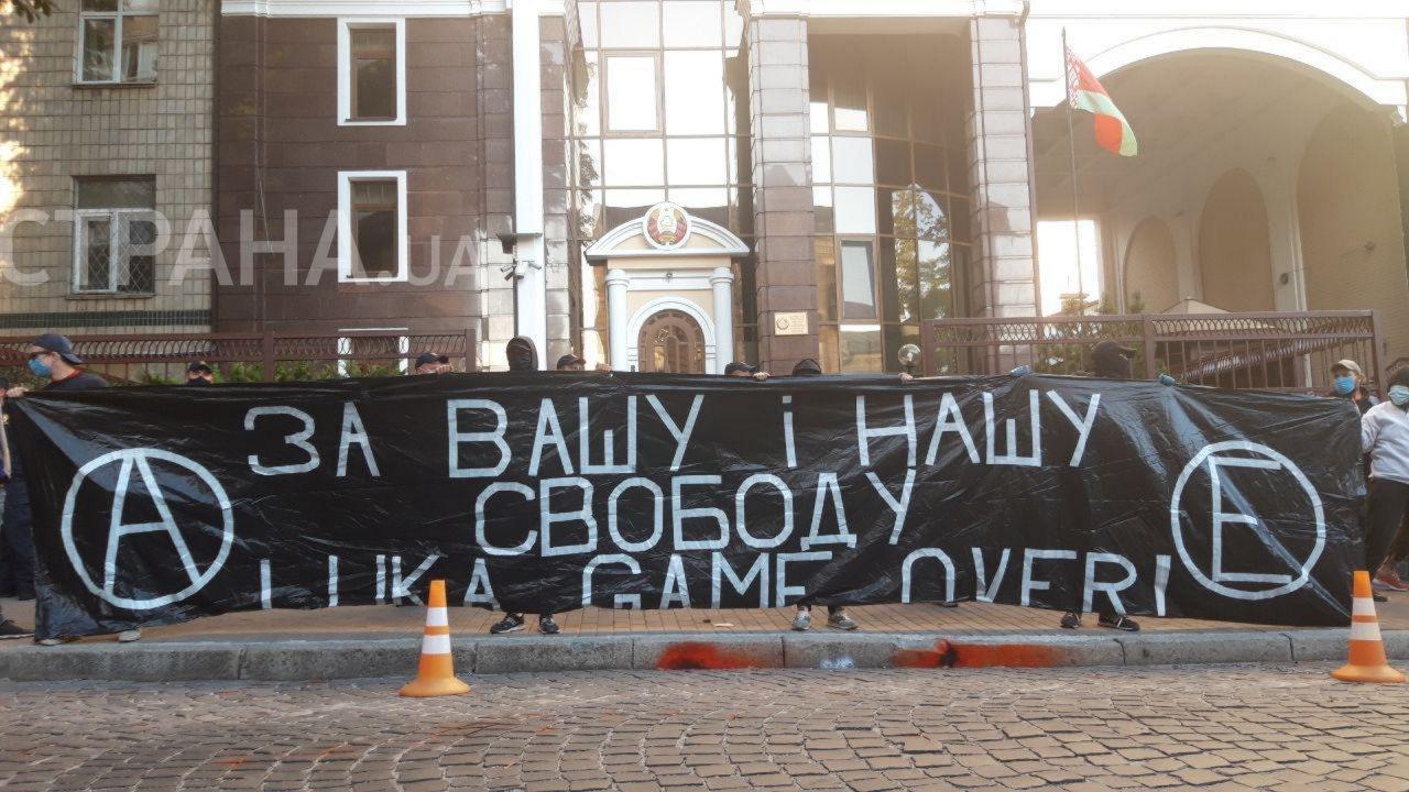 "Luka, game over". У посольства Беларуси в Киеве шестой день требуют ухода Лукашенко. Фото: Страна