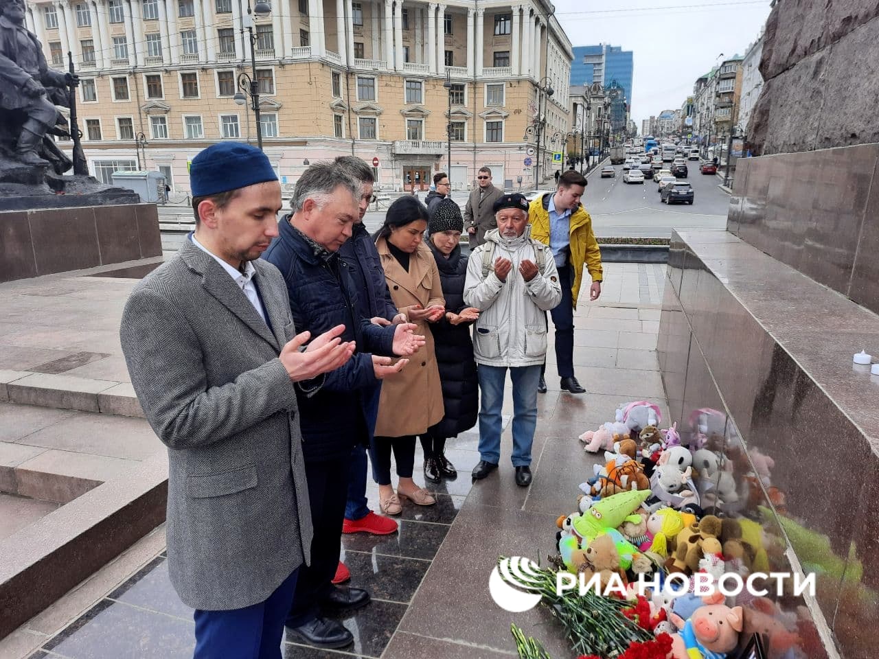 В крупных городах России люди выходят со свечами и цветами в знак скорби после трагедии в Казани. Фото: Телеграм-канал/ РИА Новости